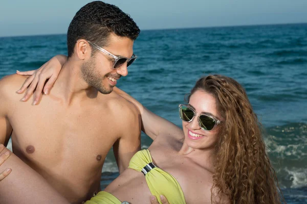 Young Couple Sunglasses Enjoying Sun Sea Spring Summer — Stock Photo, Image