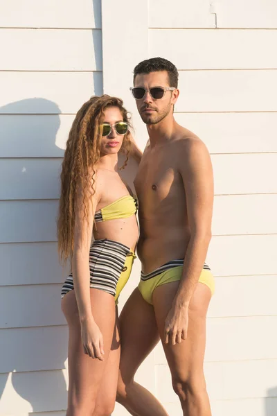 Young Couple Sunglasses Enjoying Sun Sea Spring Summer — Stock Photo, Image