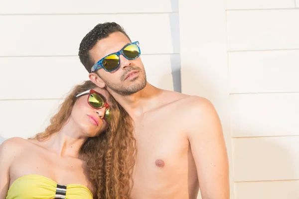 Pareja Joven Con Sus Gafas Sol Disfrutando Del Sol Mar —  Fotos de Stock