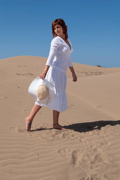 Mujer Vestida Blanco Disfrutando Paseo Libertad Por Las Dunas Arena —  Fotos de Stock
