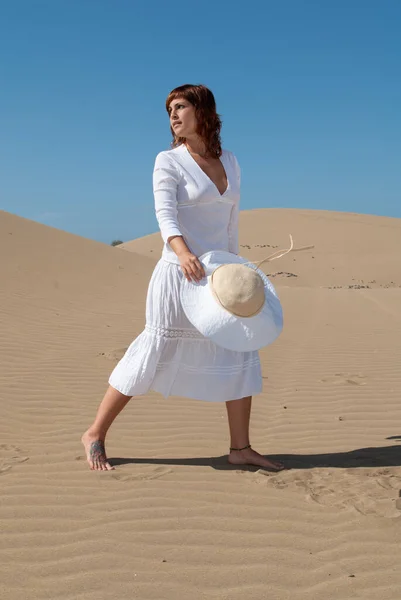 Mujer Vestida Blanco Disfrutando Paseo Libertad Por Las Dunas Arena —  Fotos de Stock