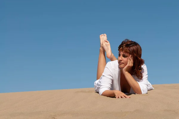 Donna Vestita Bianco Rilassato Dune Sabbia — Foto Stock