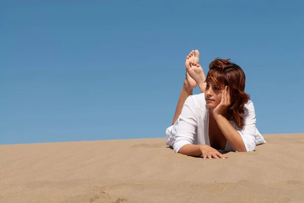 Donna Vestita Bianco Rilassato Dune Sabbia — Foto Stock