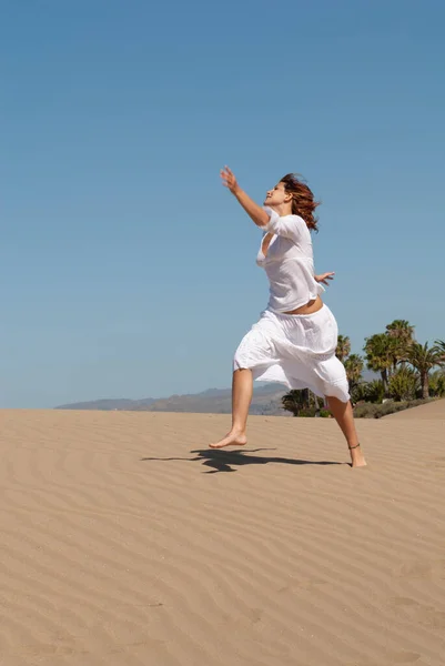 Mujer Vestida Blanco Disfrutando Paseo Libertad Por Las Dunas Arena — Foto de Stock