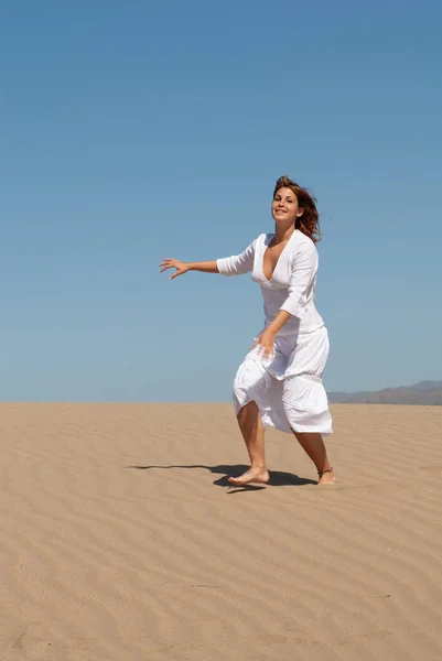 Femme Vêtue Blanc Profitant Promenade Liberté Travers Les Dunes Sable — Photo