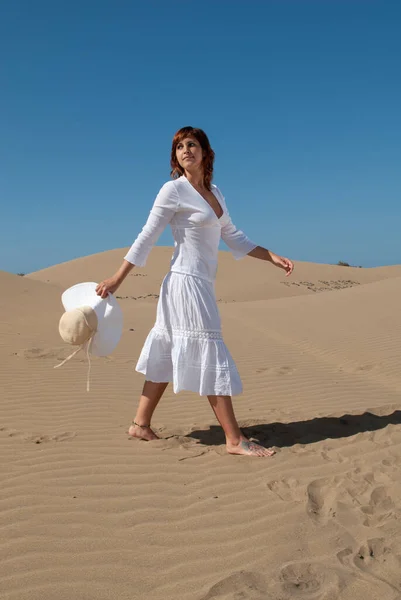 Mujer Vestida Blanco Disfrutando Paseo Libertad Por Las Dunas Arena — Foto de Stock