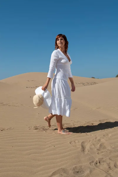 Mujer Vestida Blanco Disfrutando Paseo Libertad Por Las Dunas Arena — Foto de Stock