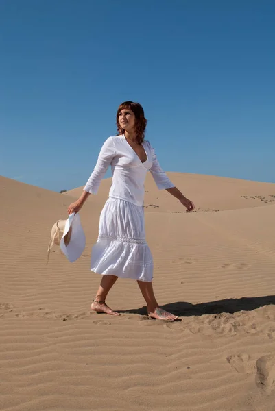 Женщина Одетая Белое Наслаждается Прогулкой Песчаным Дюнам — стоковое фото