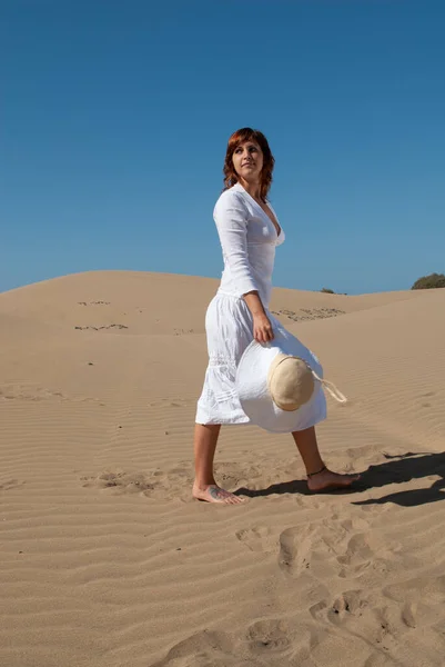 Mujer Vestida Blanco Disfrutando Paseo Libertad Por Las Dunas Arena — Foto de Stock