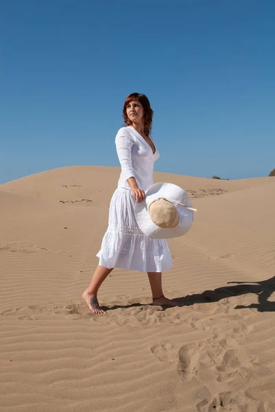 Женщина Одетая Белое Наслаждается Прогулкой Песчаным Дюнам — стоковое фото