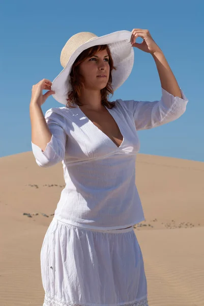 Femme Vêtue Blanc Profitant Promenade Liberté Travers Les Dunes Sable — Photo