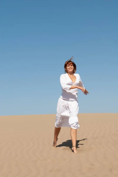 Woman Dressed White Enjoying Walk Freedom Sand Dunes — Stock Photo, Image