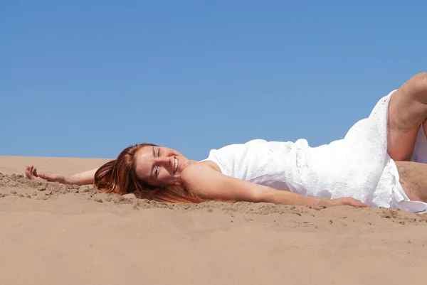 Kobieta Ubrana Biało Ciesząca Się Słońcem Leżącym Piasku — Zdjęcie stockowe