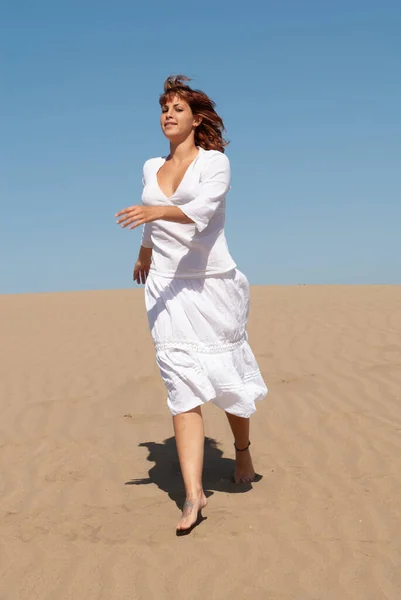 Woman Dressed White Enjoying Walk Freedom Sand Dunes — Stock Photo, Image