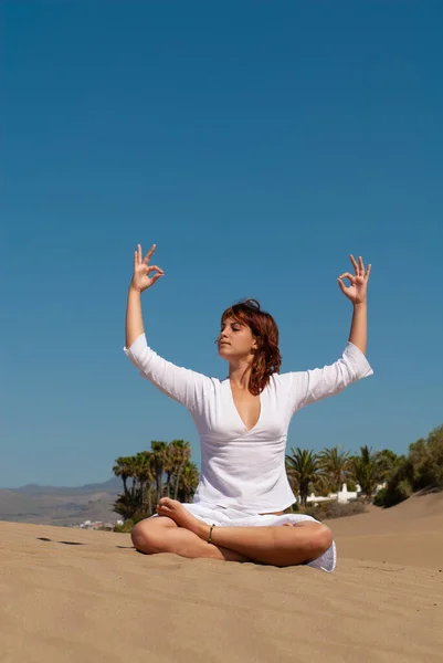 Женщина Занимающаяся Медитацией Позирует Песчаных Дюнах Голубым Небом — стоковое фото