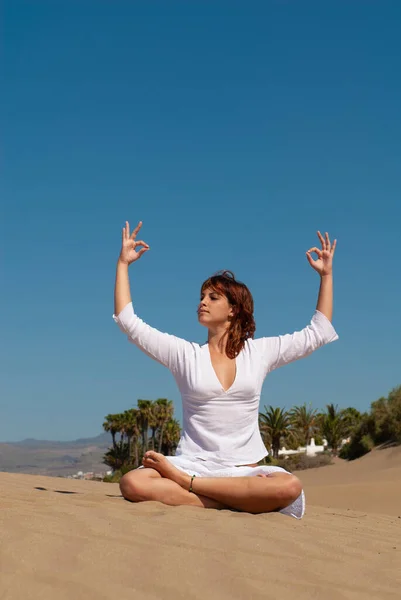 Жінка Робить Медитацію Позує Піщаних Дюнах Під Блакитним Небом — стокове фото