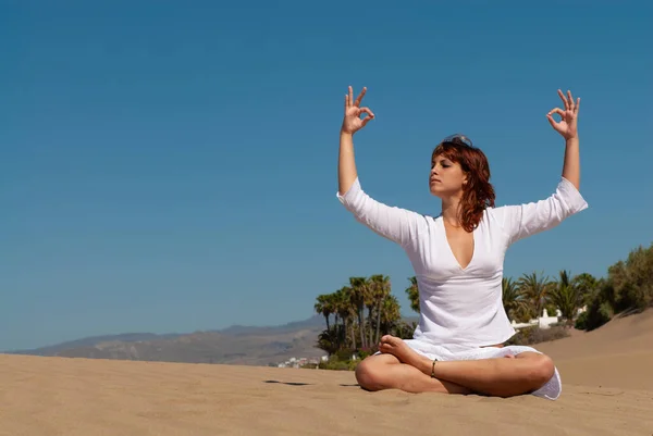 Vrouw Doen Meditatie Poses Zand Duinen Onder Blauwe Hemel — Stockfoto