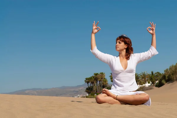 Vrouw Doen Meditatie Poses Zand Duinen Onder Blauwe Hemel — Stockfoto