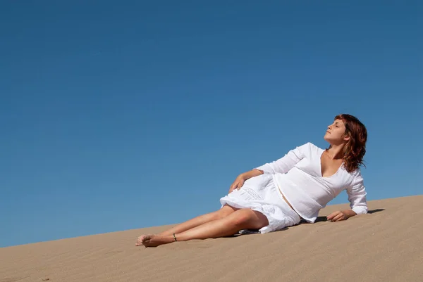 Mujer Vestida Blanco Relajado Dunas Arena — Foto de Stock