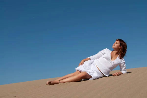 Mujer Vestida Blanco Relajado Dunas Arena — Foto de Stock