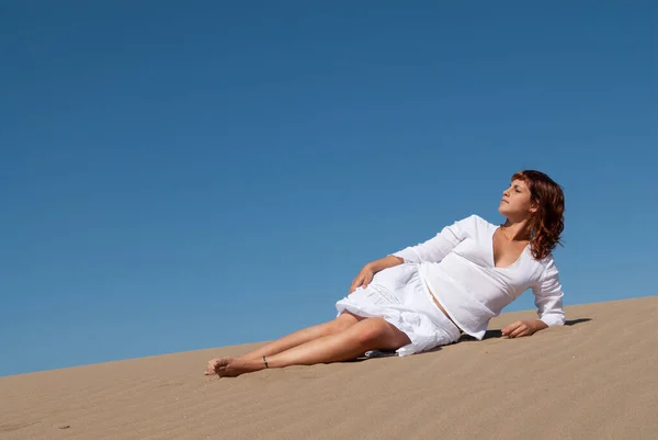 Woman Dressed White Relaxed Sand Dunes — Stock Photo, Image