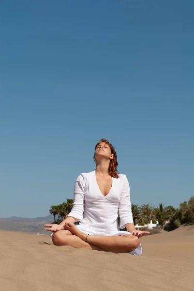 Vrouw Doen Meditatie Poses Zand Duinen Onder Blauwe Hemel — Stockfoto