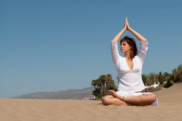 Vrouw Doen Meditatie Poses Zand Duinen Onder Blauwe Hemel — Stockfoto