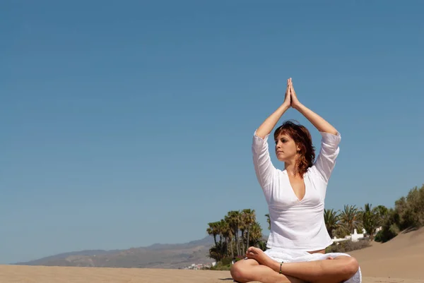 Vrouw Doen Meditatie Poses Zand Duinen Onder Blauwe Hemel — Stockfoto