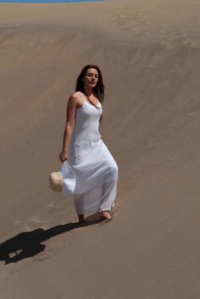 Woman Long Blonde Hair Walking Sand Dunes Dressed White — Stock Photo, Image