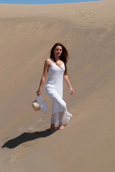 Woman Long Blonde Hair Walking Sand Dunes Dressed White — Stock Photo, Image