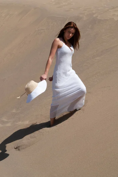 Γυναίκα Μακριά Ξανθά Μαλλιά Περπατώντας Στους Αμμόλοφους Ντυμένη Στα Λευκά — Φωτογραφία Αρχείου