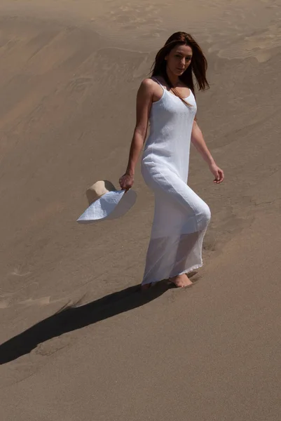 Femme Aux Longs Cheveux Blonds Marchant Travers Les Dunes Sable — Photo