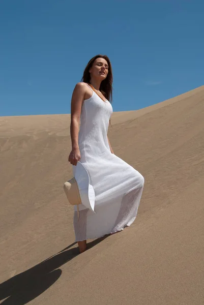 Mujer Con Pelo Largo Rubio Caminando Por Las Dunas Arena — Foto de Stock