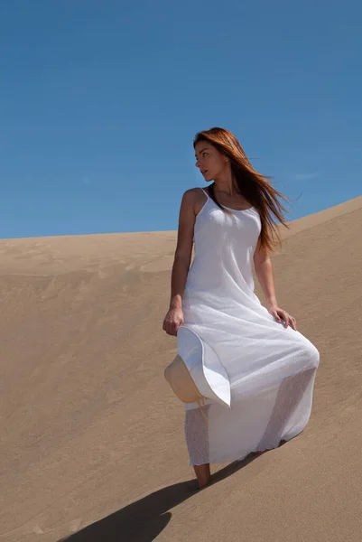 Femme Aux Longs Cheveux Blonds Marchant Travers Les Dunes Sable — Photo