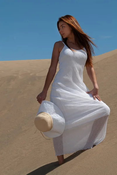 Uzun Sarı Saçlı Bir Kadın Kumullarda Yürüyordu Beyaz Giyinmişti — Stok fotoğraf