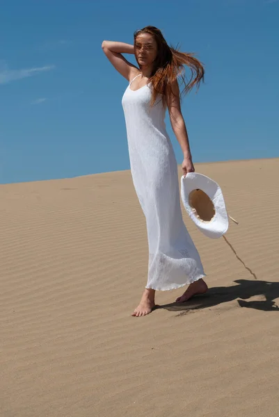 Женщина Длинными Светлыми Волосами Ходит Песчаным Дюнам Одетый Белое — стоковое фото