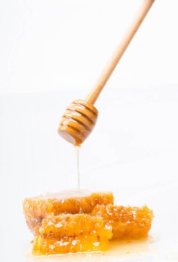 Bal kaşığı taze balın bal peteğine düştüğü