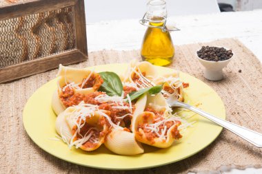 Kabuklu makarna, masada et var.