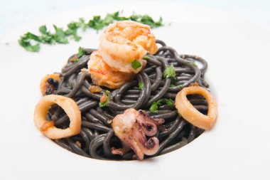 Karidesli siyah mürekkep balığı spagettisi.