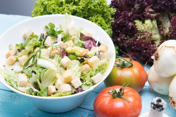 Tallrik Med Färsk Grönsakssallad Med Brödbitar — Stockfoto