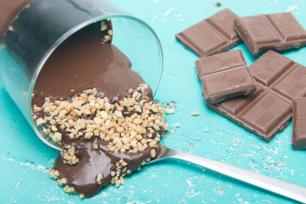 Tahta Masadaki Bademlerle Lezzetli Çikolatalı Tatlılar — Stok fotoğraf