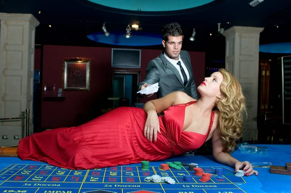 Pareja Enamorada Celebrando Fortuna Jugando Casino — Foto de Stock