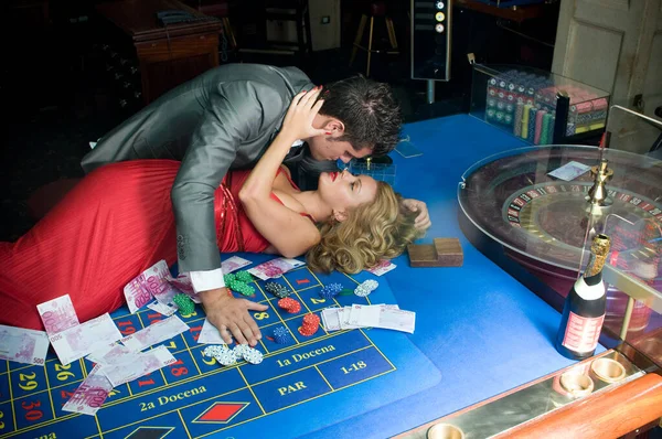 Paar Liefde Vieren Hun Geluk Bij Het Gokken Het Casino — Stockfoto