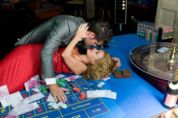 Couple Amoureux Célébrant Leur Fortune Jeu Dans Casino — Photo