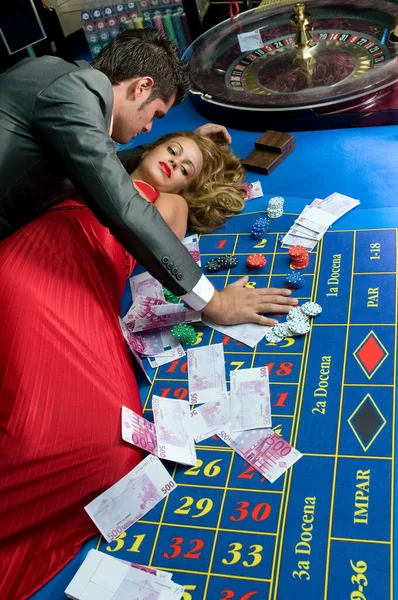 Paar Liefde Vieren Hun Geluk Bij Het Gokken Het Casino — Stockfoto
