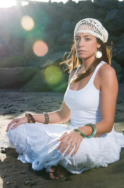 Atraktivní Žena Oblečená Bílém Těší Moře Při Západu Slunce — Stock fotografie