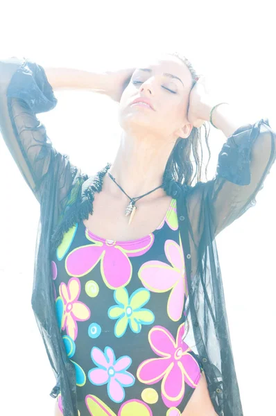 Mujer Atractiva Sensual Orilla Playa Disfrutando Del Mar Sol Primavera — Foto de Stock