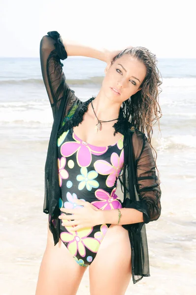 Mulher Atraente Sensual Costa Praia Desfrutando Mar Sol Primavera Verão — Fotografia de Stock