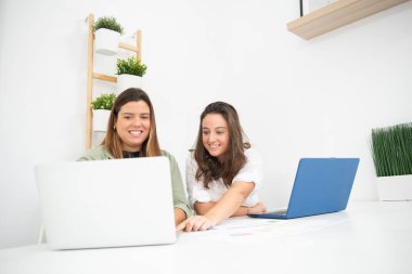 Genç girişimci iş kadınları ofislerinde çalışıyorlar.