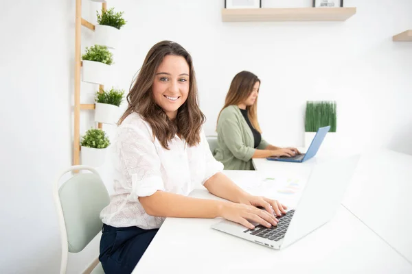 Jeunes Entrepreneurs Femmes Affaires Travaillant Dans Leur Bureau — Photo